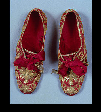 liturgical shoes of pope paul VI.jpg